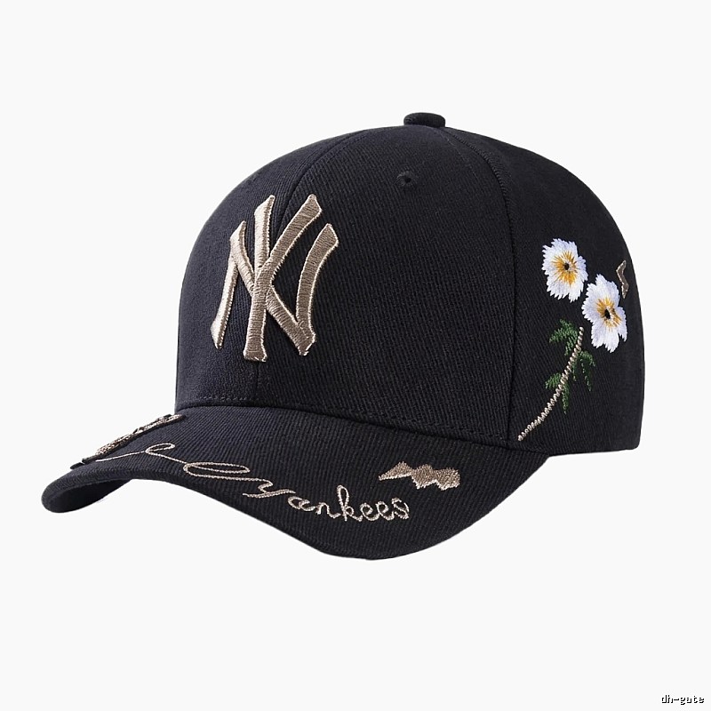 Embroidered style black cap of the MLB Yankees team.