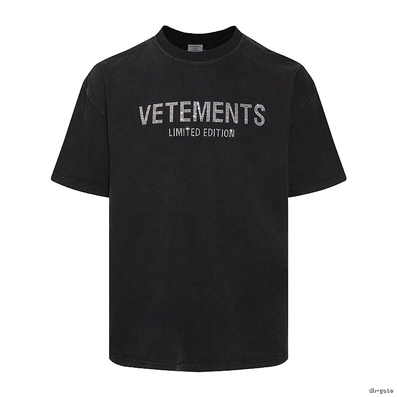 Logo Detail Statement graphic T-shirt Black Colorful Lucky with Relaxed Feel